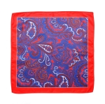 Czerwona poszetka w paisley do marynarki garnituru z nadrukowanym motywem paisley