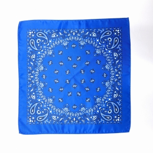 Niebieska poszetka w paisley do marynarki garnituru